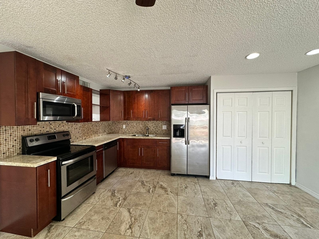 637 Executive Center Drive - Photo 8