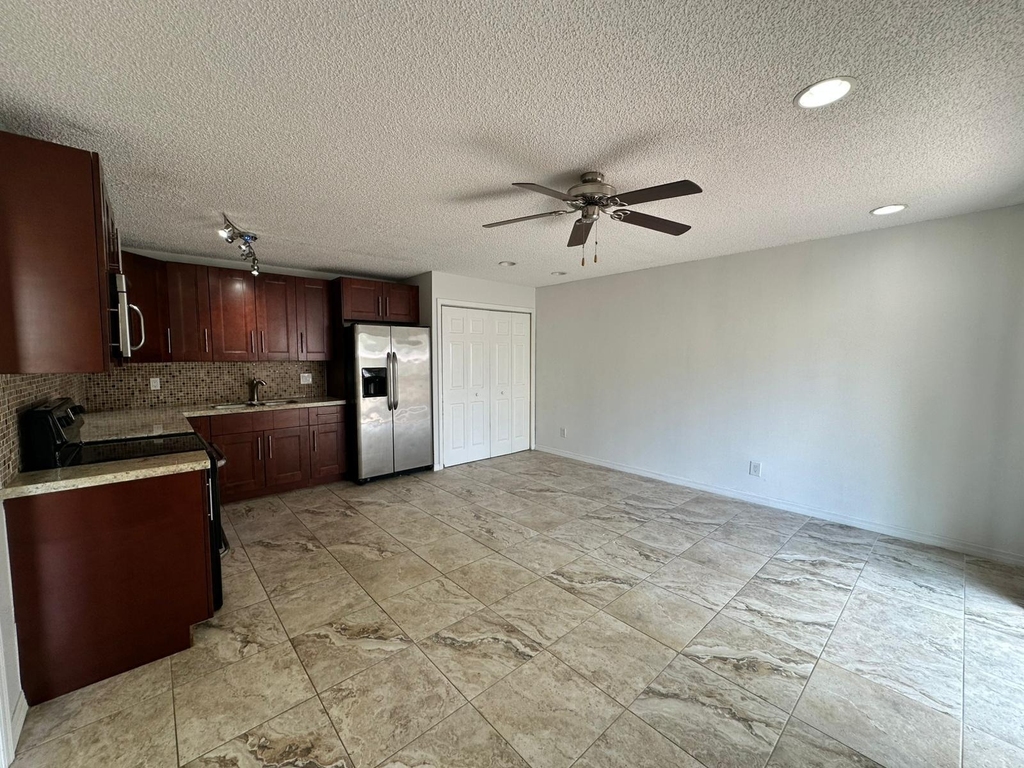 637 Executive Center Drive - Photo 7