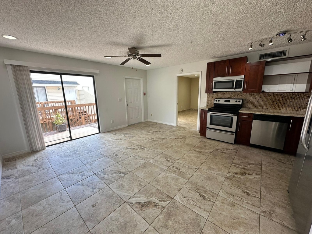 637 Executive Center Drive - Photo 4