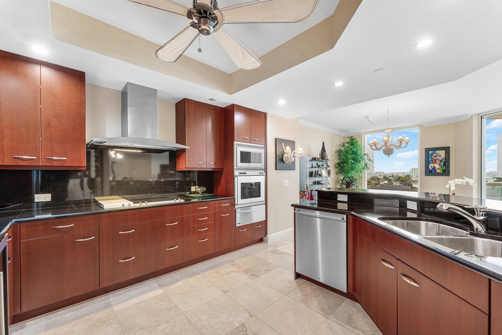 6000 Island Boulevard - Photo 9