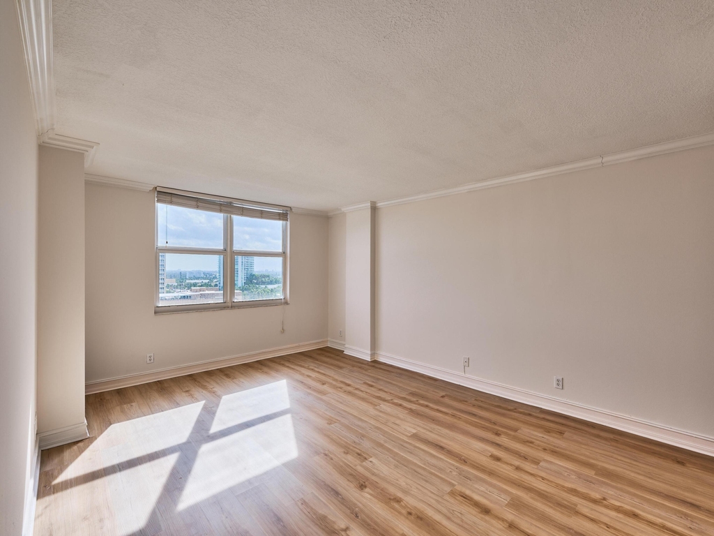 305 N Pompano Beach Boulevard - Photo 12