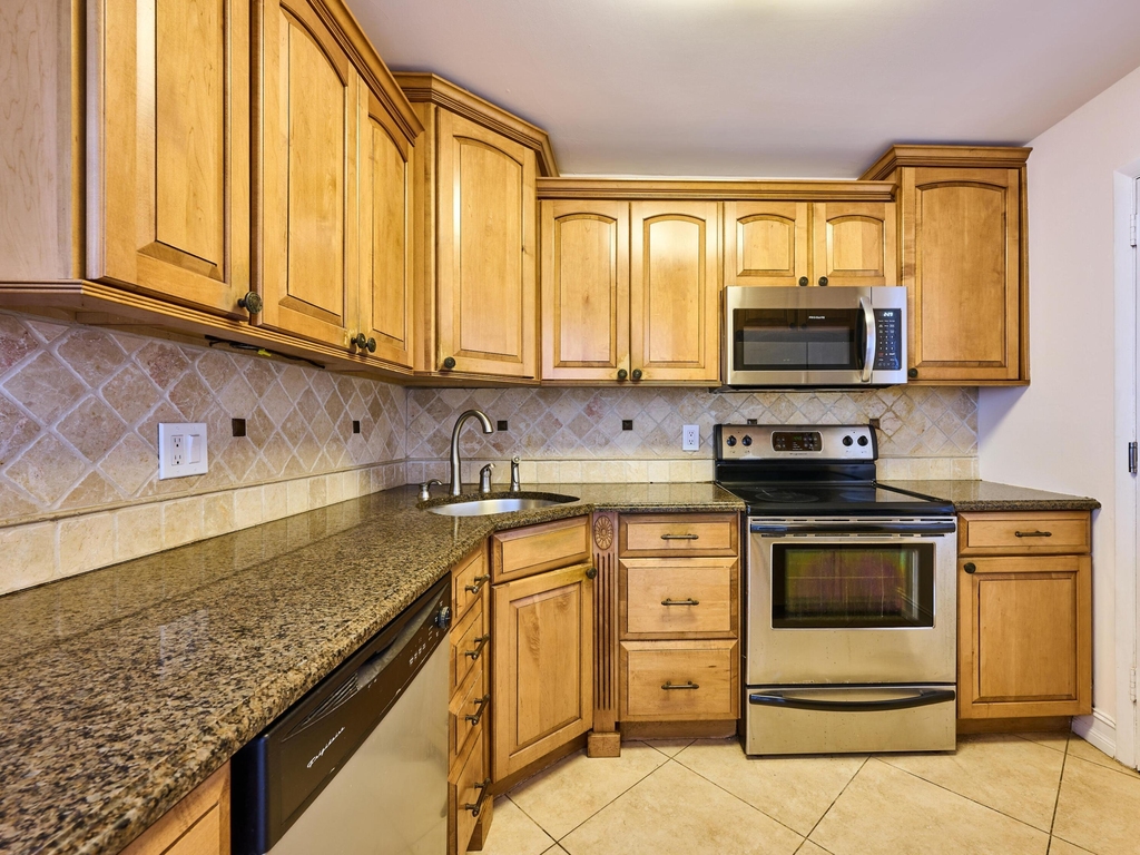 305 N Pompano Beach Boulevard - Photo 5