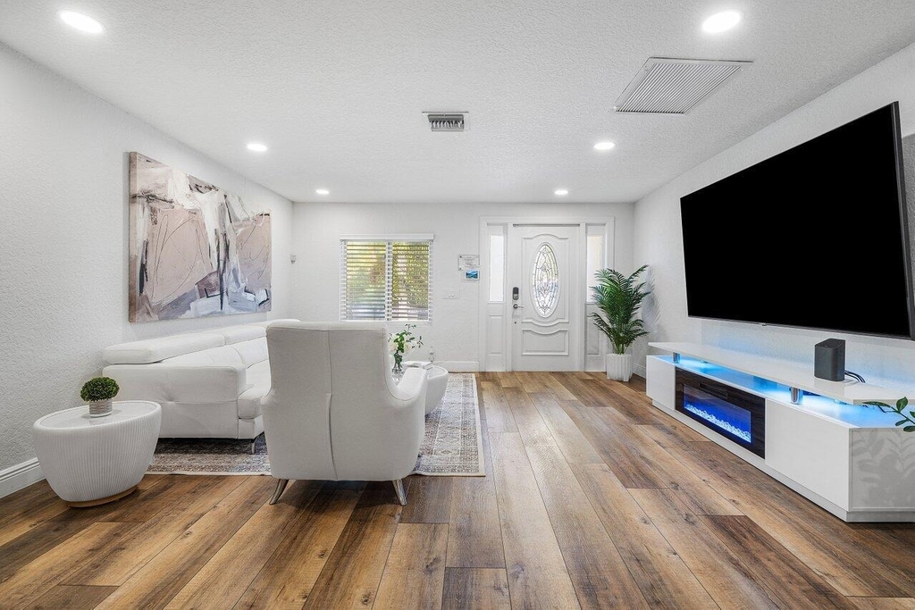 671 Lindell Boulevard - Photo 2