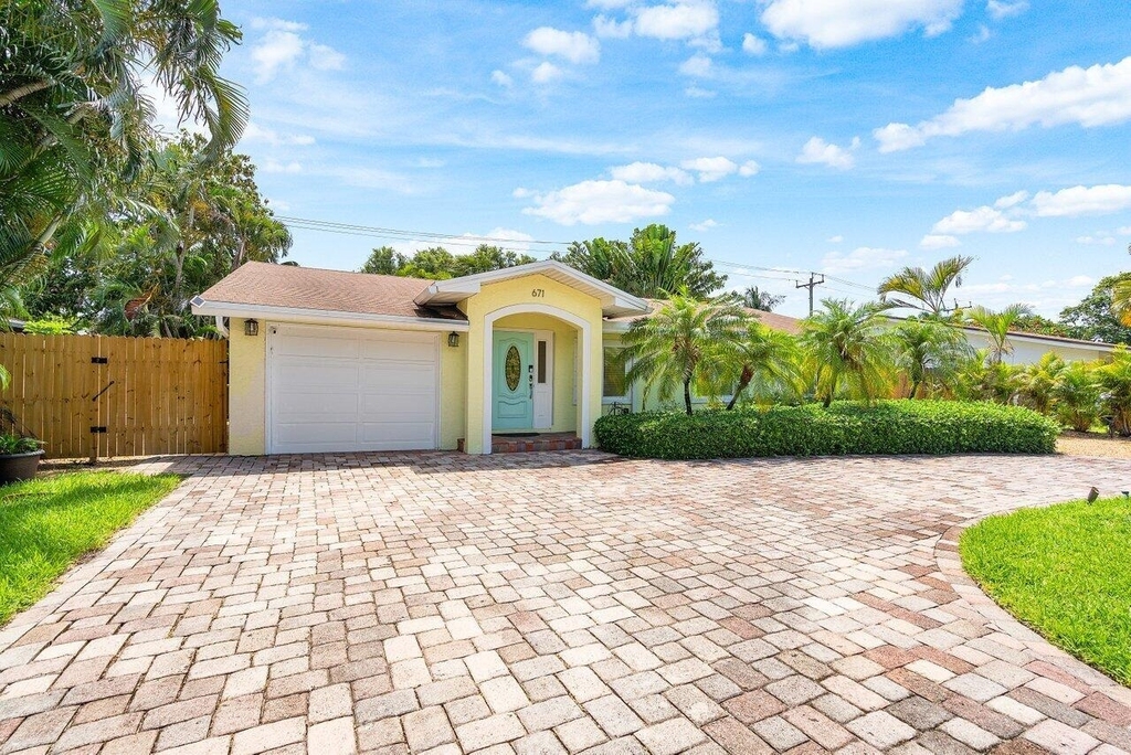671 Lindell Boulevard - Photo 0