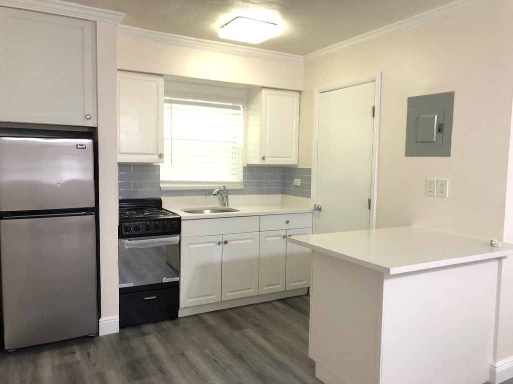 3205 Ne 9th Street - Photo 1