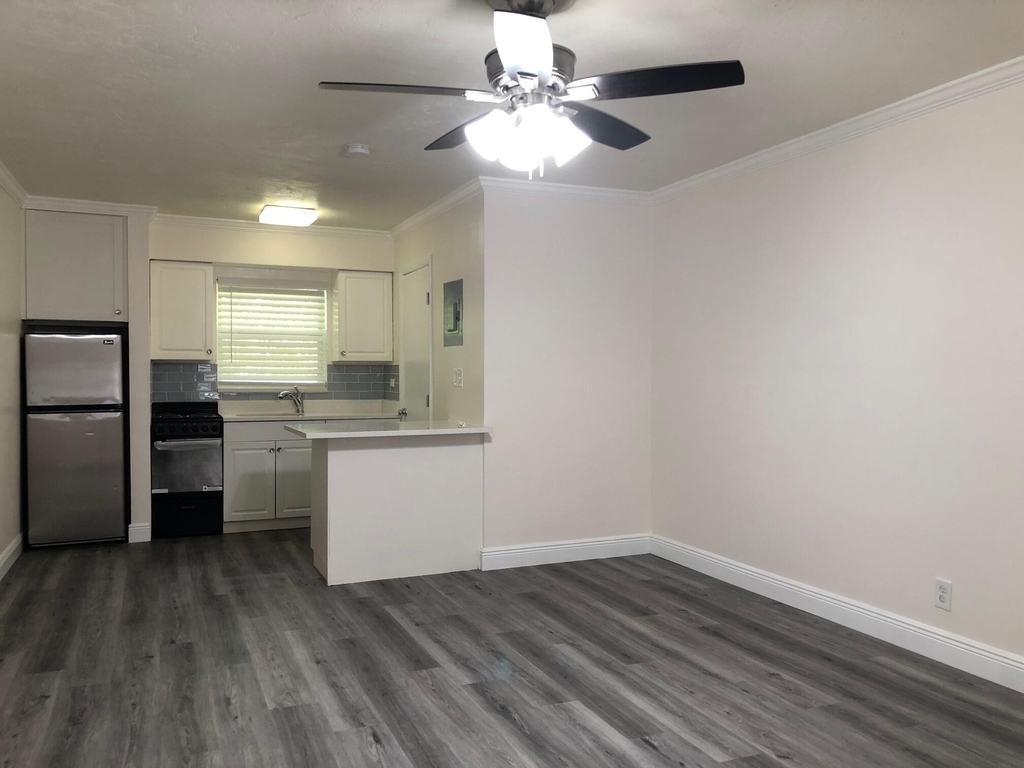 3205 Ne 9th Street - Photo 2