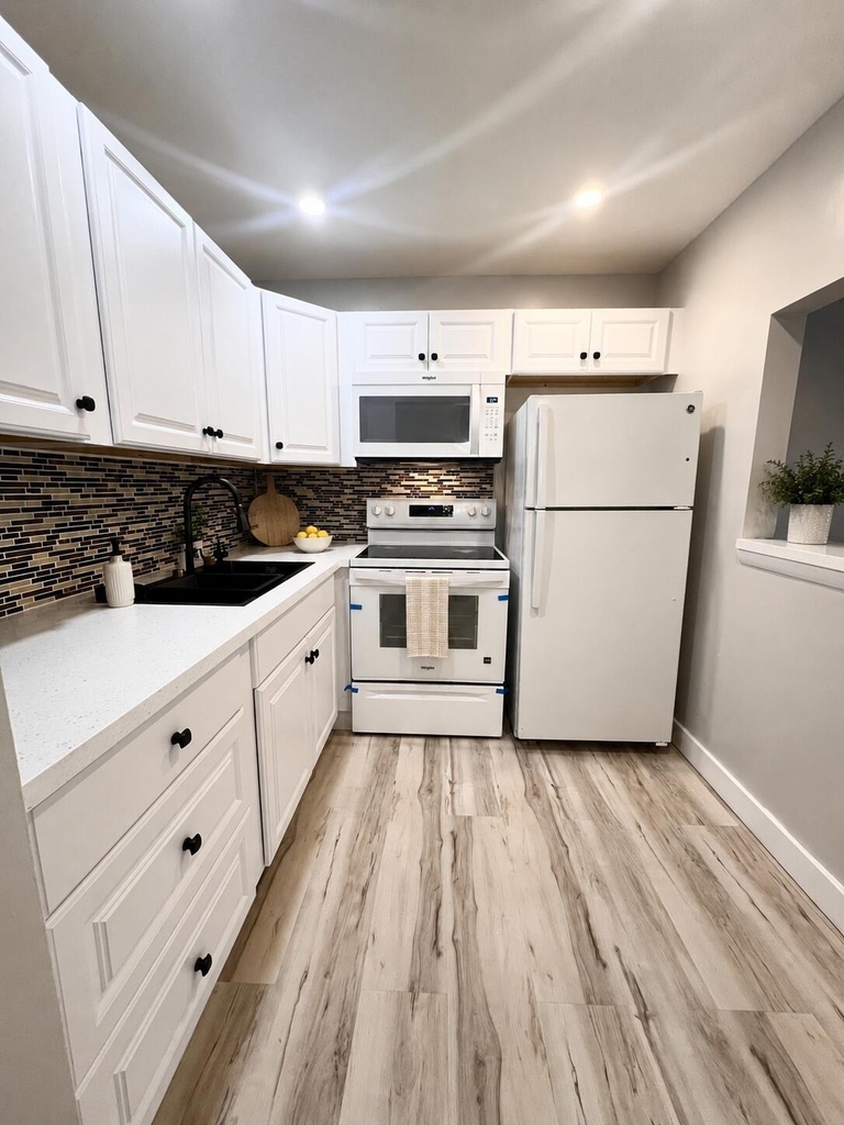 176 Sussex I - Photo 3