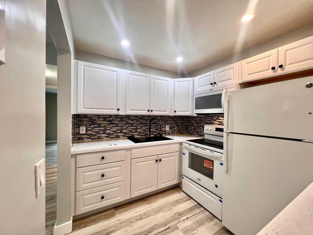176 Sussex I - Photo 2