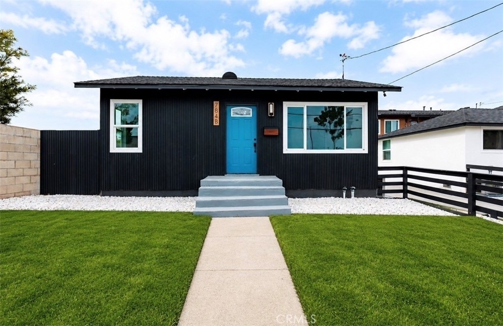 784 E Walton Street - Photo 1