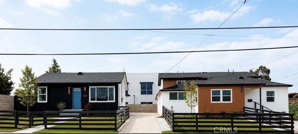 784 E Walton Street - Photo 2