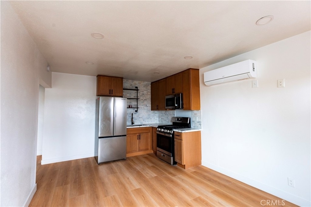 780 E Walton Street - Photo 2