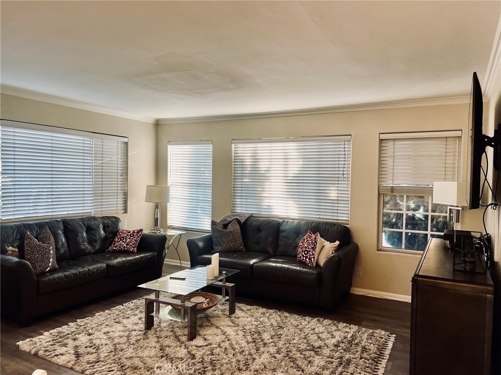 498 Park Ave - Photo 3