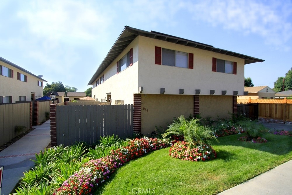 614 Linwood - Photo 0