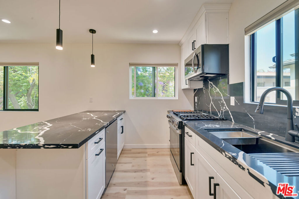 843 Westbourne Drive - Photo 2