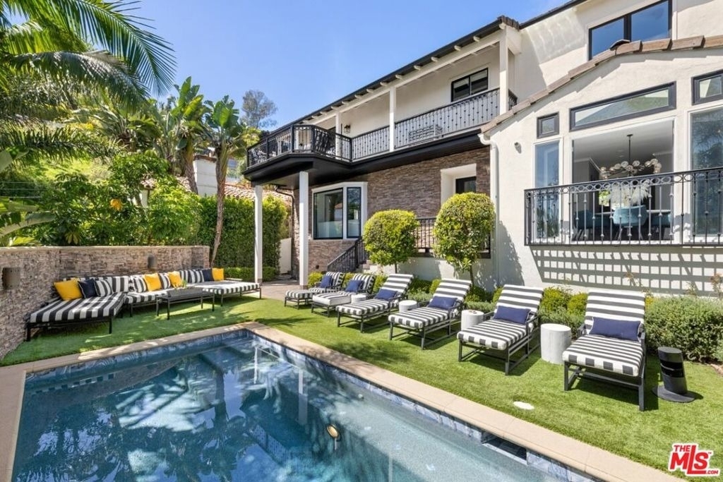 1472 N Kings Road - Photo 0