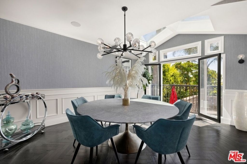 1472 N Kings Road - Photo 2