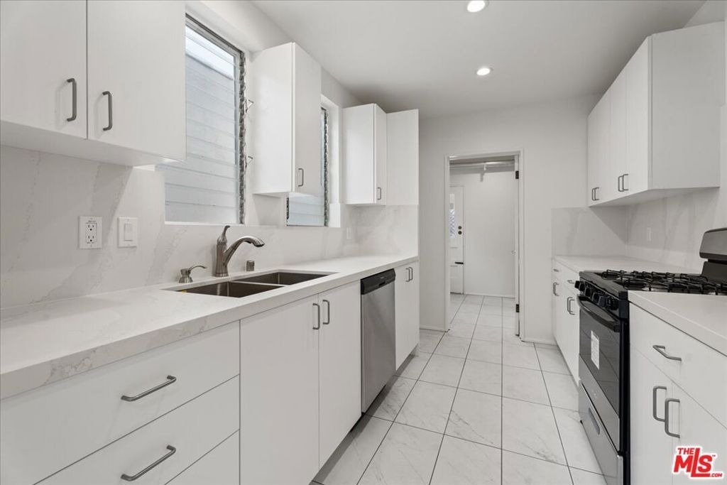 207 S Reeves Drive - Photo 2