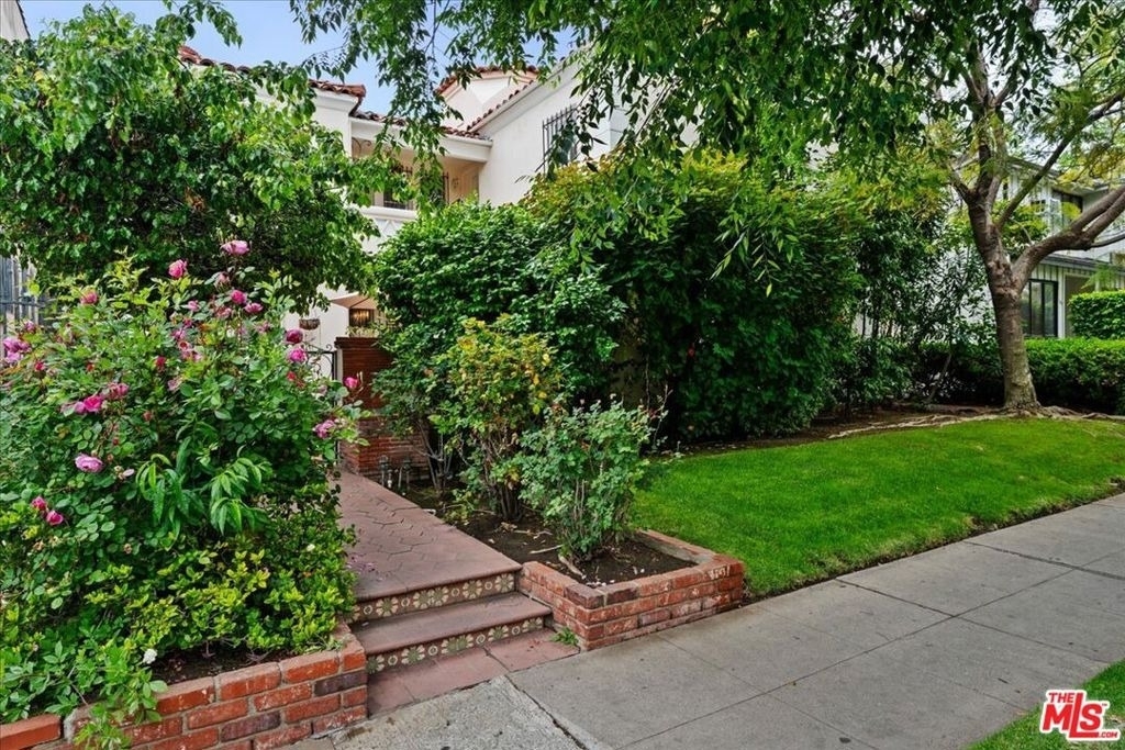 207 S Reeves Drive - Photo 11