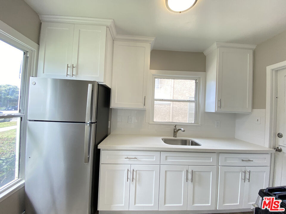 2620 S Barrington Avenue - Photo 7