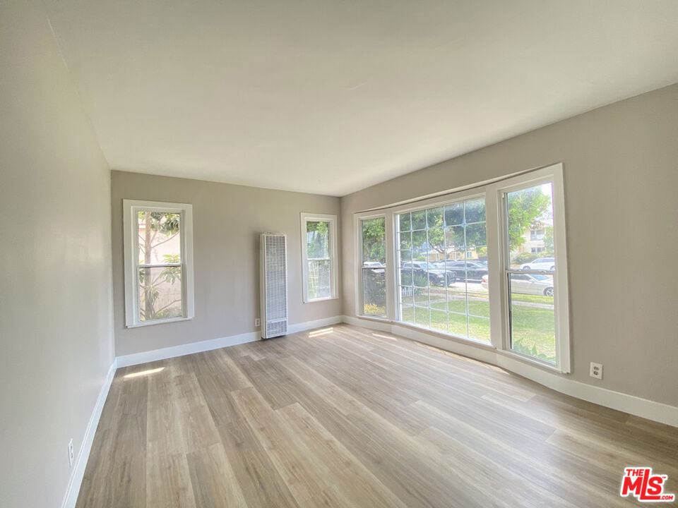 2620 S Barrington Avenue - Photo 2
