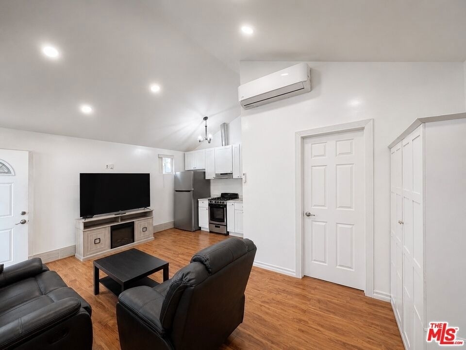7913 Vanscoy Avenue - Photo 3