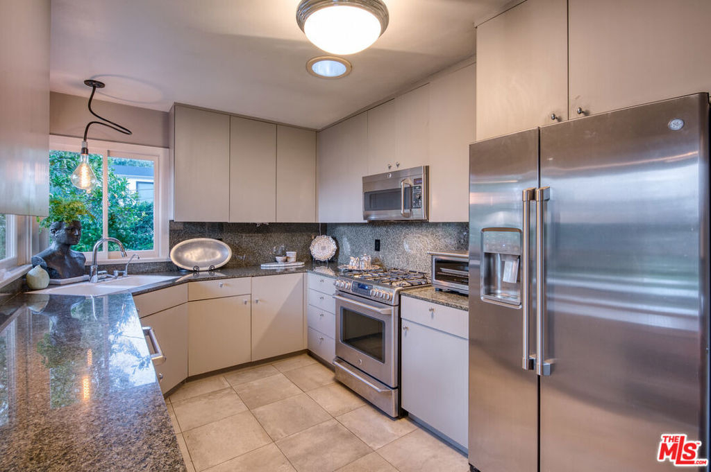 3827 Rhodes Avenue - Photo 13
