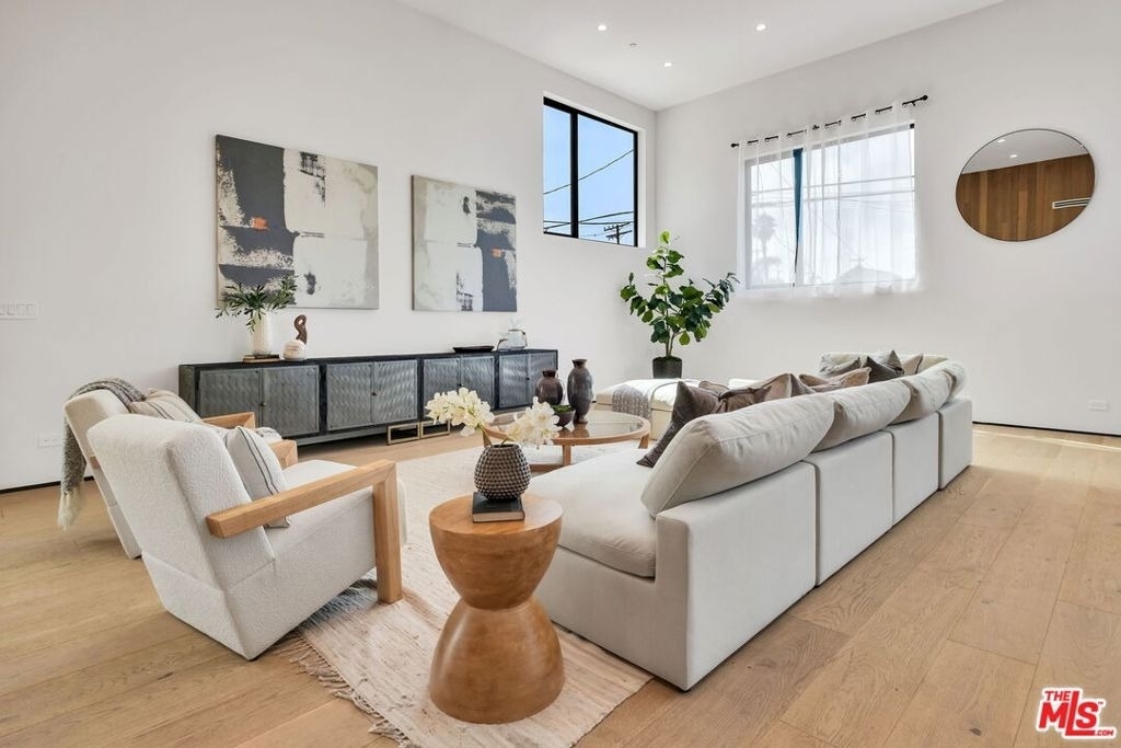 611 Broadway Street - Photo 2