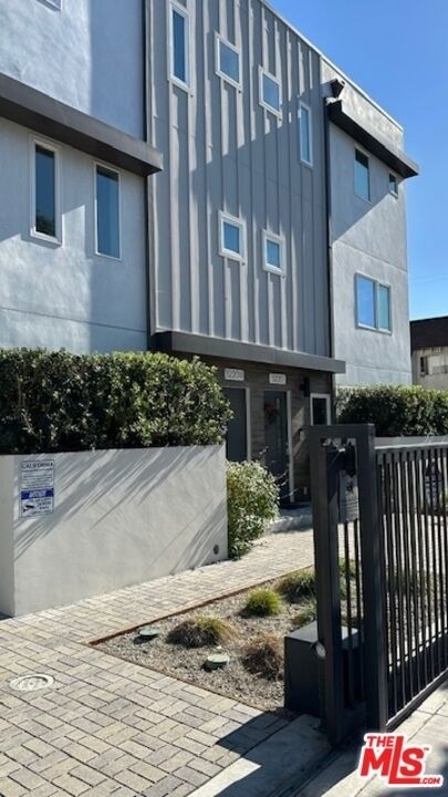 5222 Satsuma Avenue - Photo 1