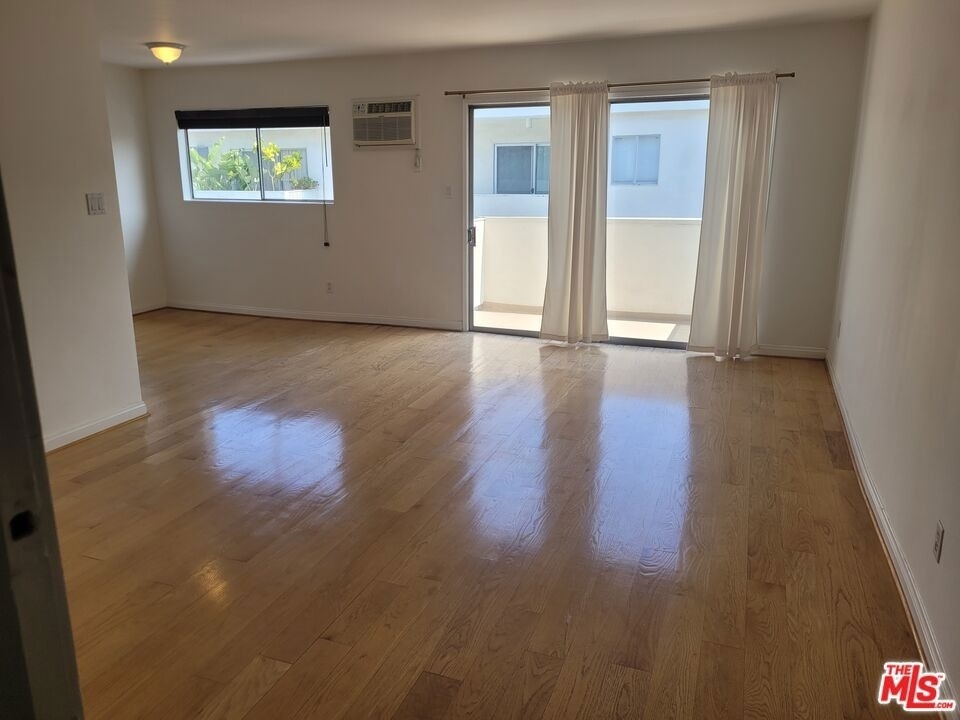 960 Larrabee Street - Photo 1