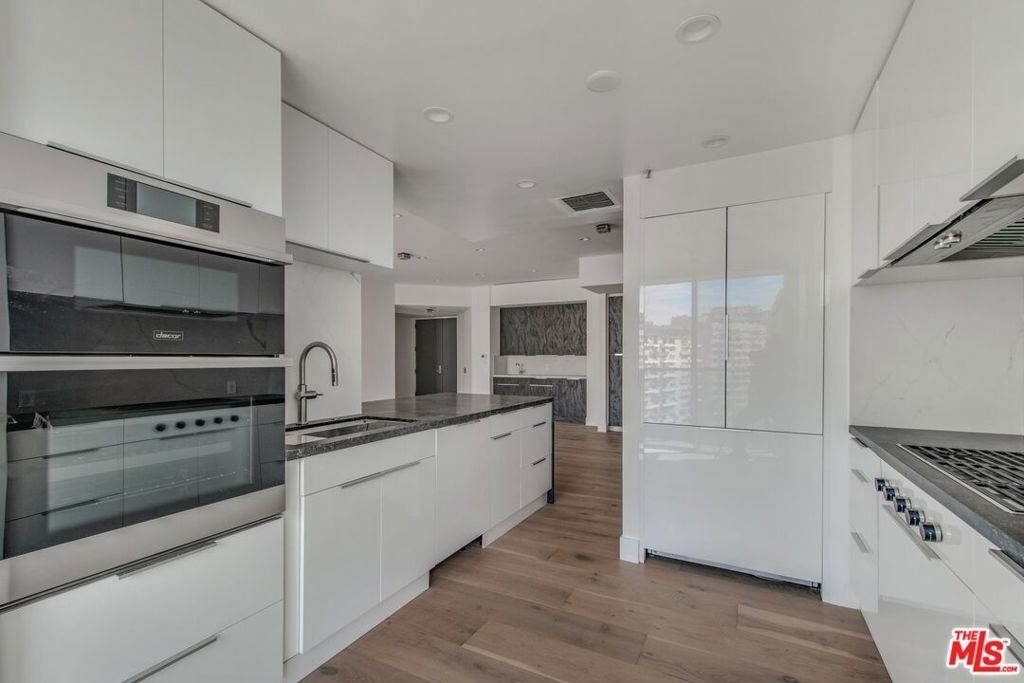 10490 Wilshire Boulevard - Photo 0