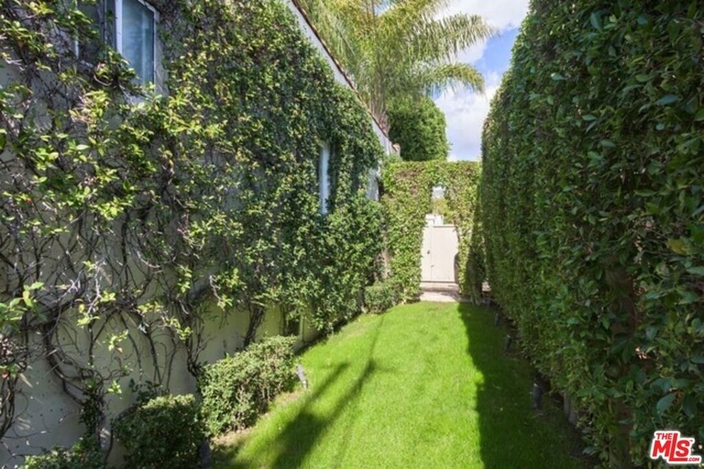 8842 Dorrington Avenue - Photo 18