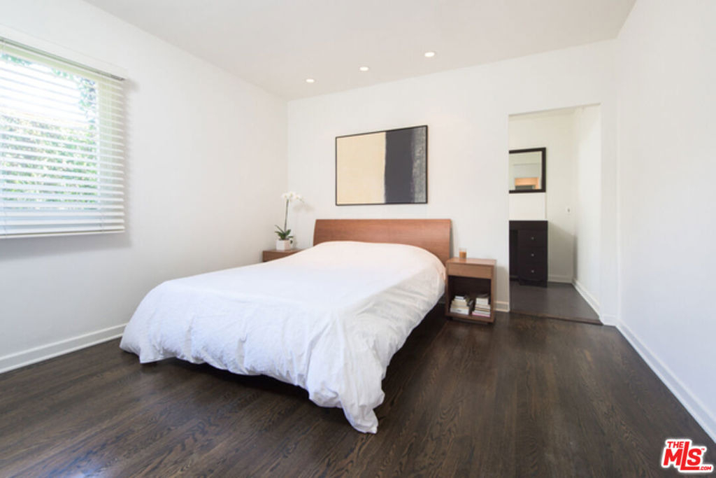 8842 Dorrington Avenue - Photo 9