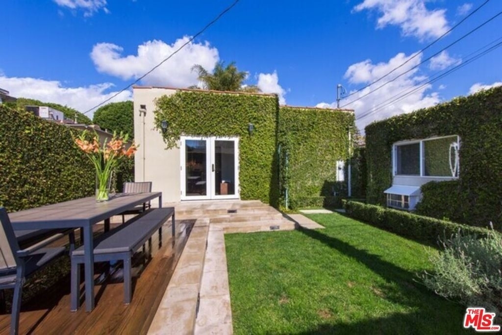 8842 Dorrington Avenue - Photo 16