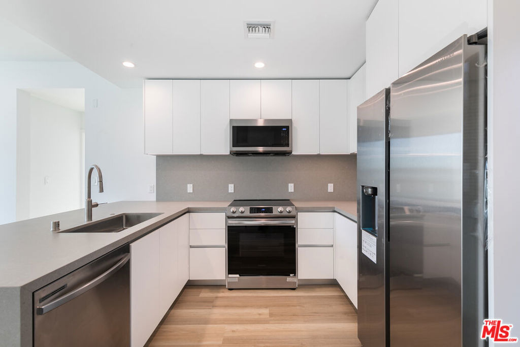 829 Larrabee Street - Photo 1
