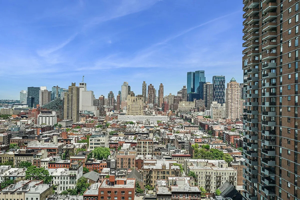 420 West 42nd Street - Photo 4