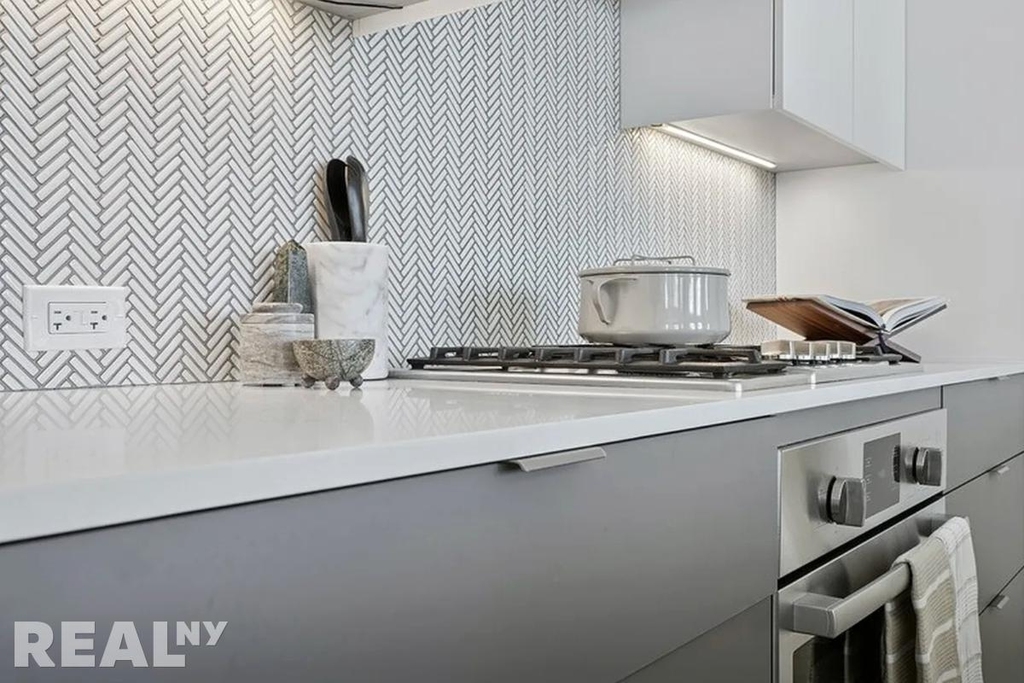 West 28th Street - Photo 8