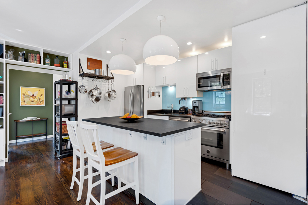 341 6th St - Photo 2