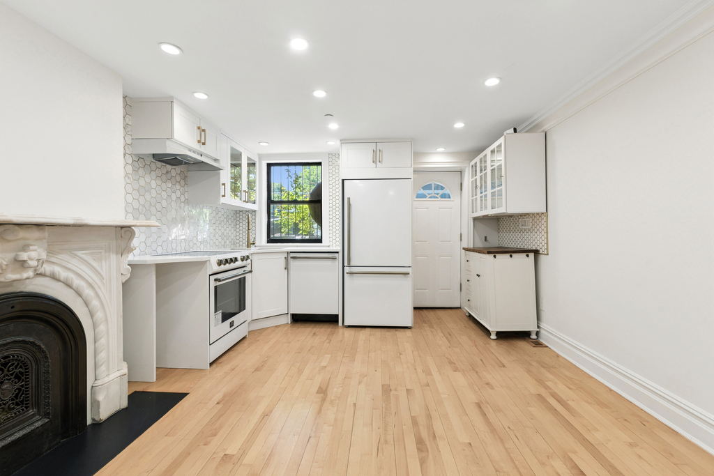293 Pacific St - Photo 3
