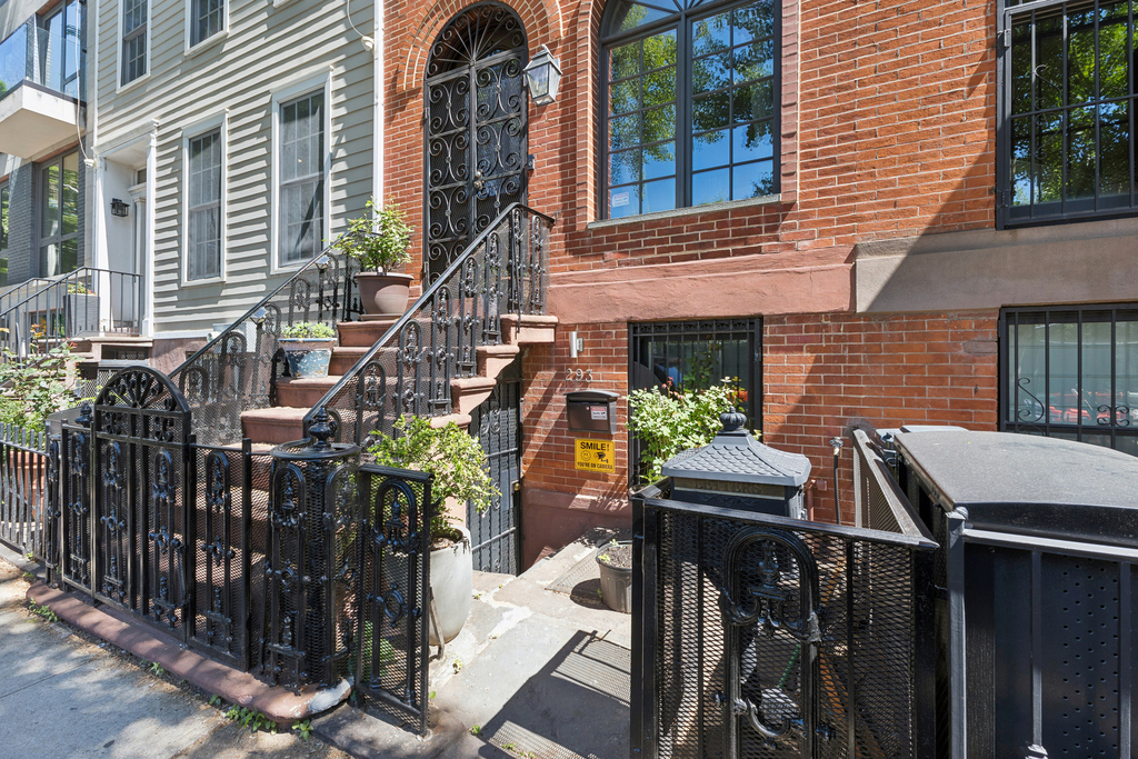 293 Pacific St - Photo 0