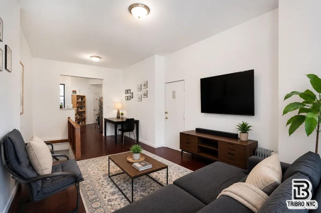439 Jefferson Avenue - Photo 2