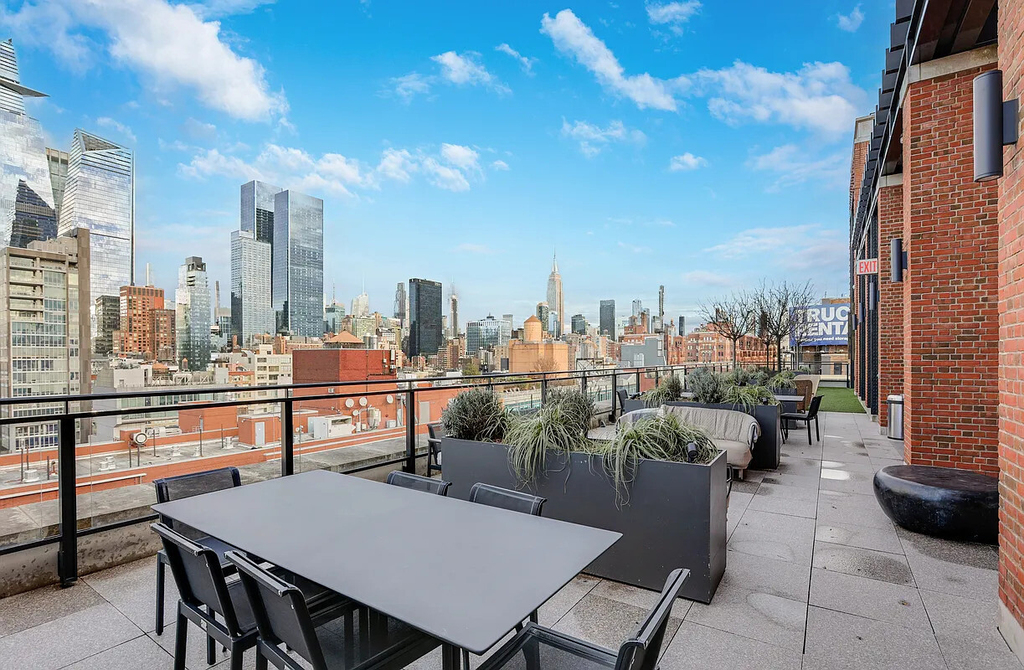 555 W 22nd Street - Photo 20