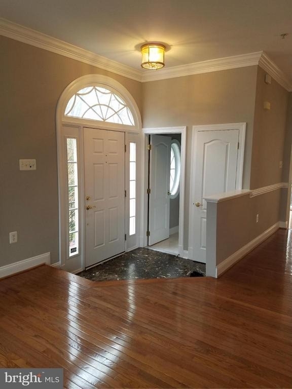 1619 Seneca Avenue - Photo 3
