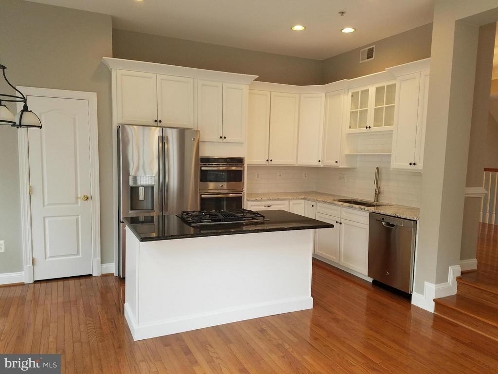 1619 Seneca Avenue - Photo 4