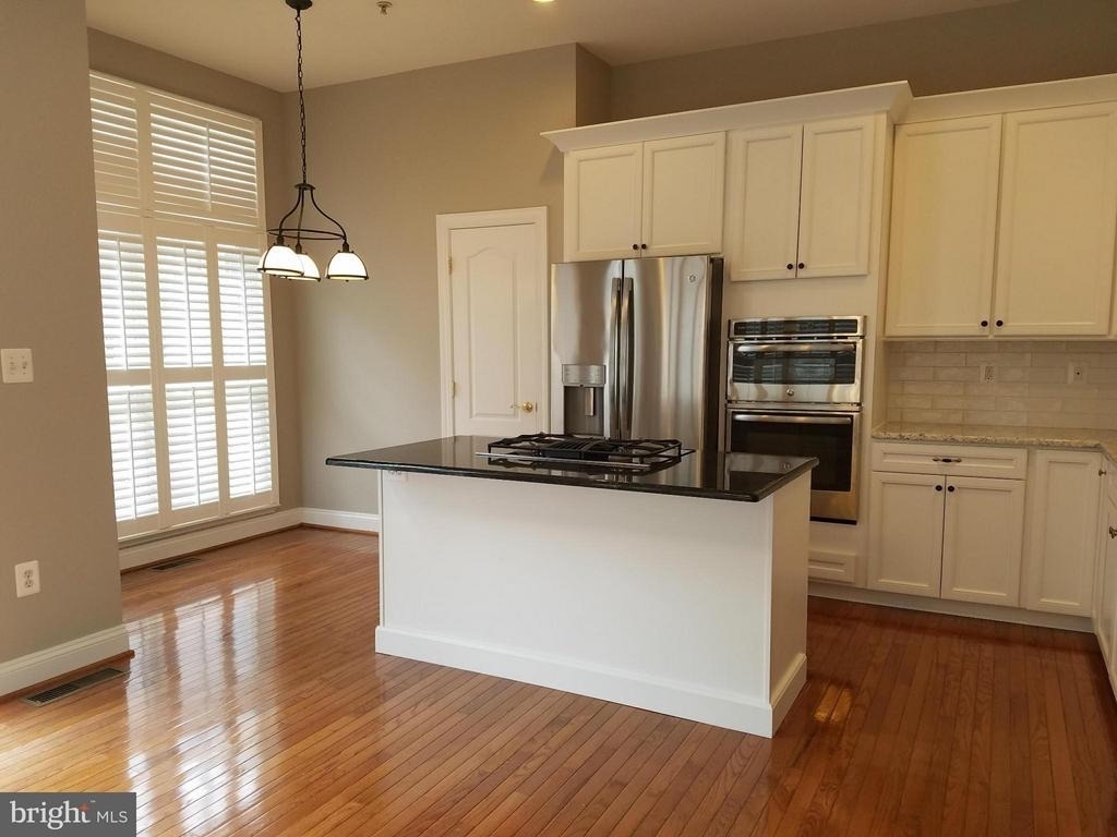 1619 Seneca Avenue - Photo 9