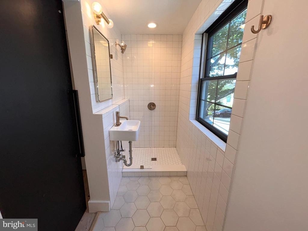 1401 Charles Street - Photo 18