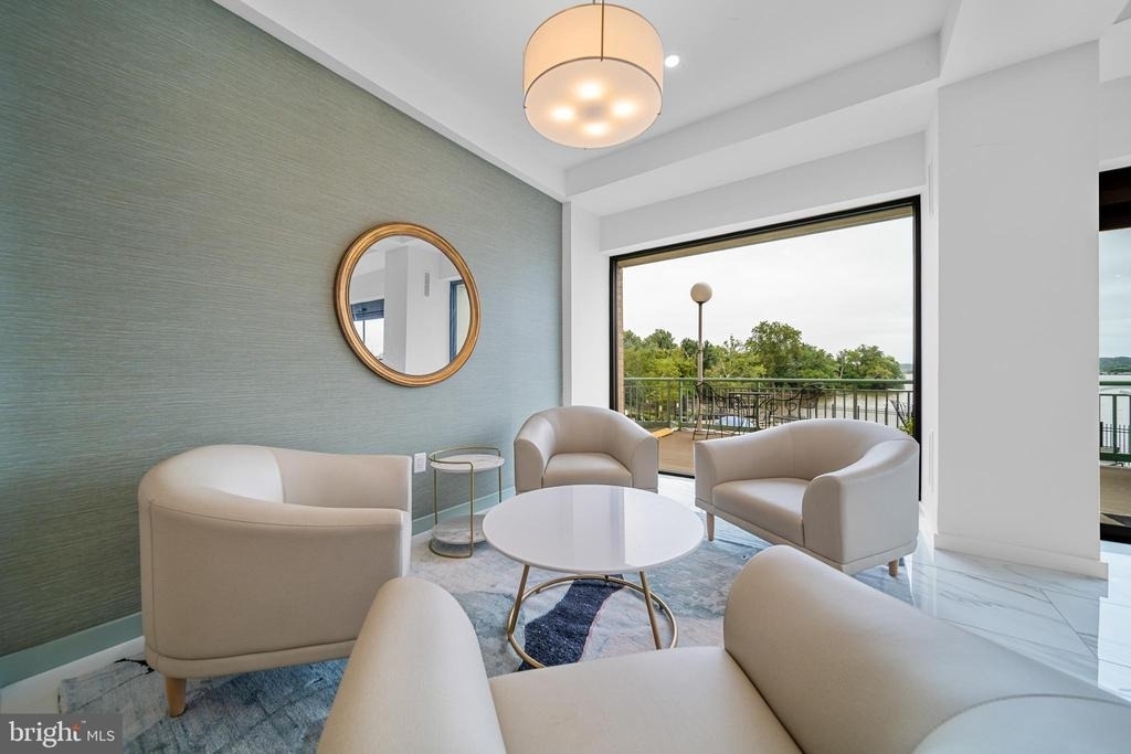 501 Slaters Lane - Photo 2