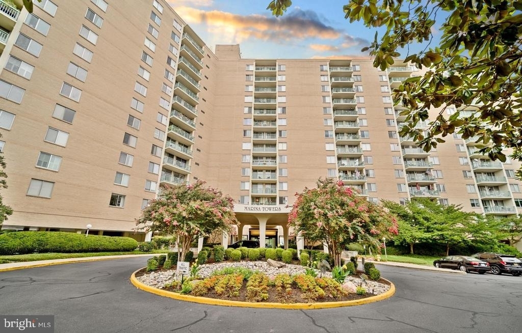 501 Slaters Lane - Photo 0