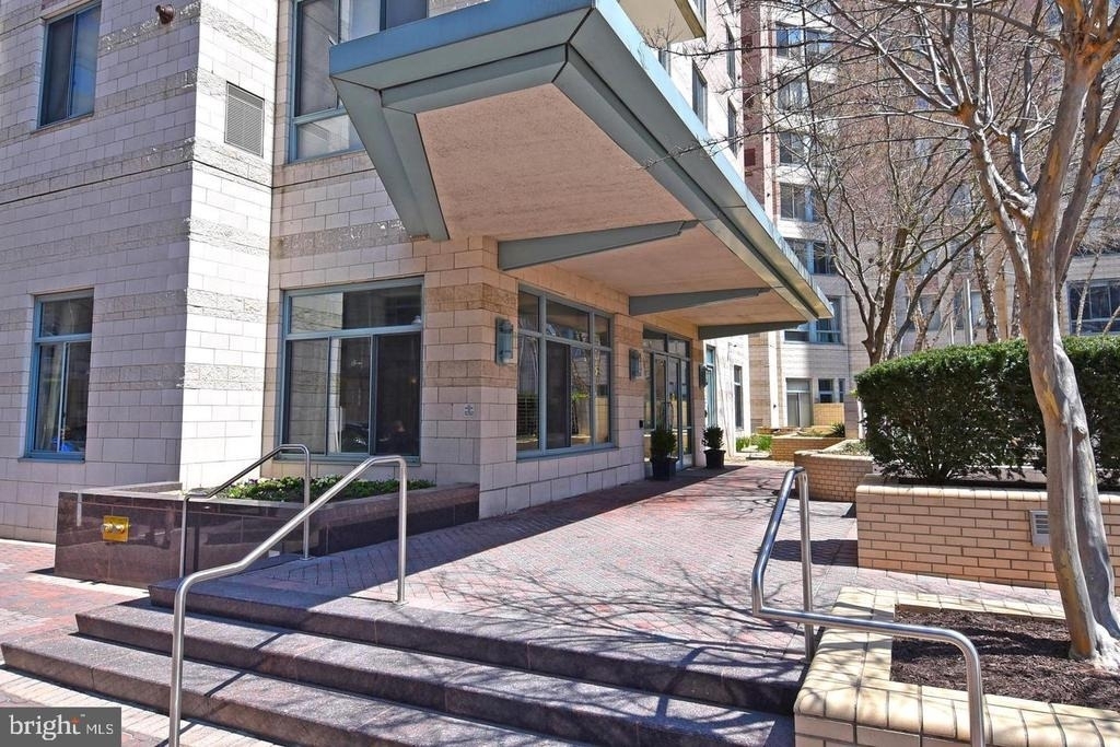851 N Glebe Road N - Photo 3