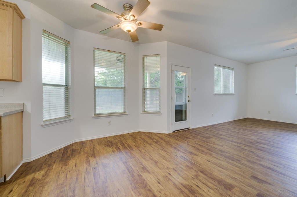 1112 Sundrop Pl - Photo 2