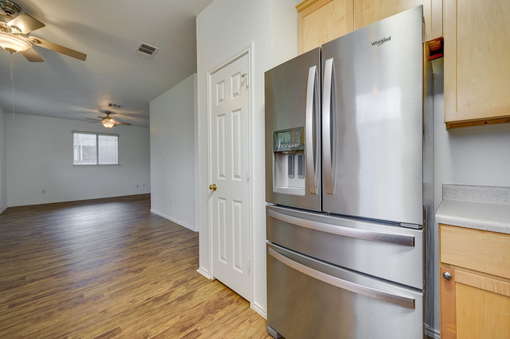 1112 Sundrop Pl - Photo 4